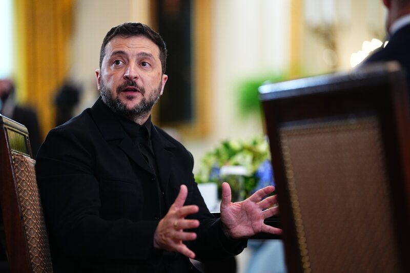 Zelenskiy dijo que había escuchado “señales positivas” de Trump sobre un papel de EE.UU. en las garantías de seguridad. Zelenskiy dijo que había escuchado “señales positivas” de Trump sobre un papel de EE.UU. en las garantías de seguridad.