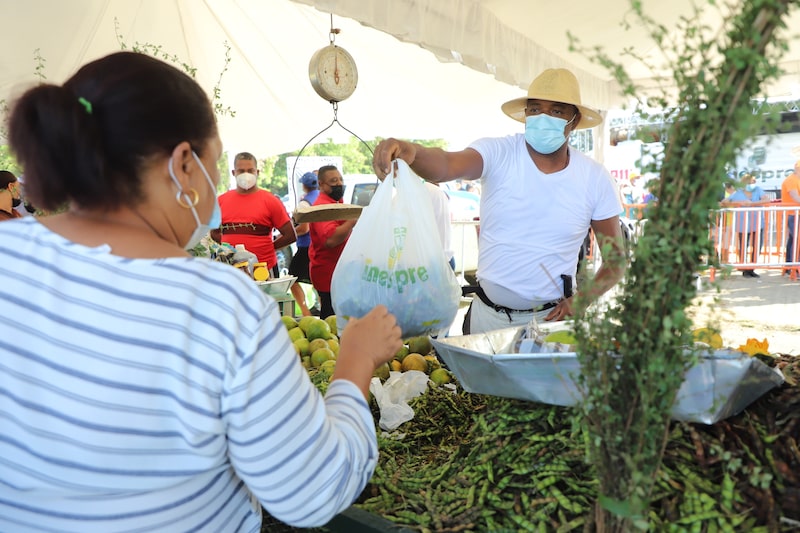 Los alimentos que experimentaron mayores alzas de precios fueron: el pollo fresco (2,32%), ajíes (15,91%), aguacates (13,93%) y el agua purificada (2,41%). Los alimentos que experimentaron mayores alzas de precios fueron: el pollo fresco (2,32%), ajíes (15,91%), aguacates (13,93%) y el agua purificada (2,41%).