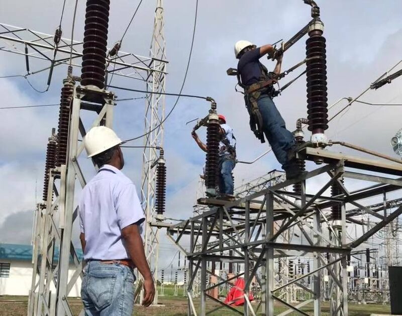 Personal de la Corpoelec realiza labores de mantenimiento a equipos de potencia en la subestación El Indio, en el estado Monagas. Personal de la Corpoelec realiza labores de mantenimiento a equipos de potencia en la subestación El Indio, en el estado Monagas.