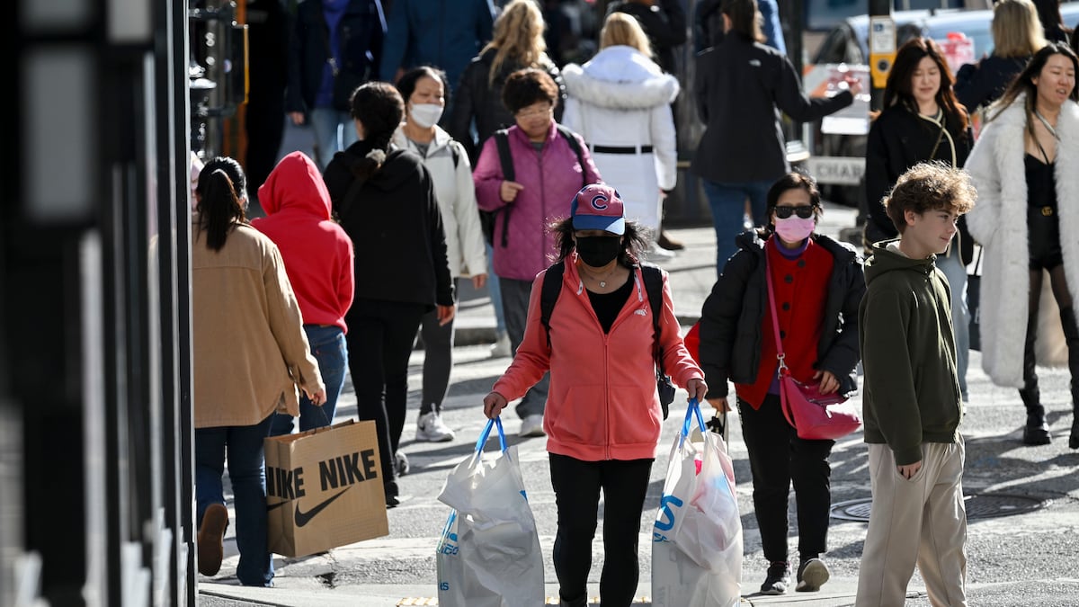 Compradores con bolsas de Nike y Ross en el Black Friday en la zona de Union Square de San Francisco, California, EE.UU.