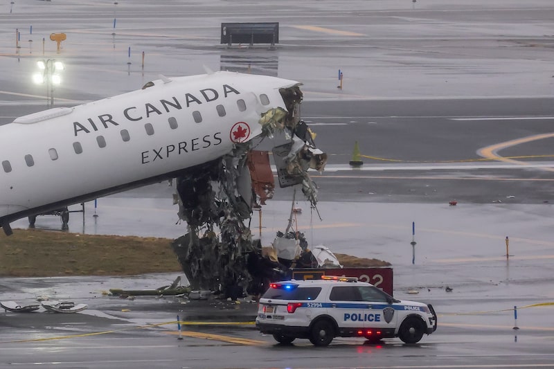 Un avión de Air Canada Express en la pista tras colisionar con un camión de bomberos en el aeropuerto LaGuardia de Nueva York el 23 de marzo. Foto: Michael Nagle/Bloomberg Un avión de Air Canada Express en la pista tras colisionar con un camión de bomberos en el aeropuerto LaGuardia de Nueva York el 23 de marzo. Foto: Michael Nagle/Bloomberg
