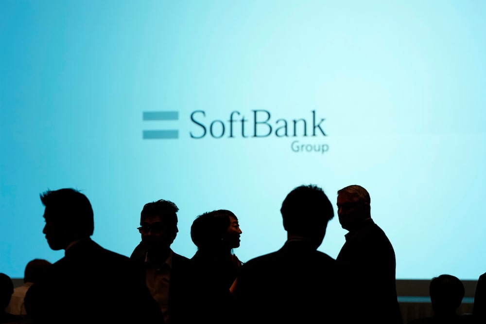 Personas se reúnen frente a una pantalla que muestra el logotipo de SoftBank Group Corp. antes de una conferencia de prensa. Personas se reúnen frente a una pantalla que muestra el logotipo de SoftBank Group Corp. antes de una conferencia de prensa.
