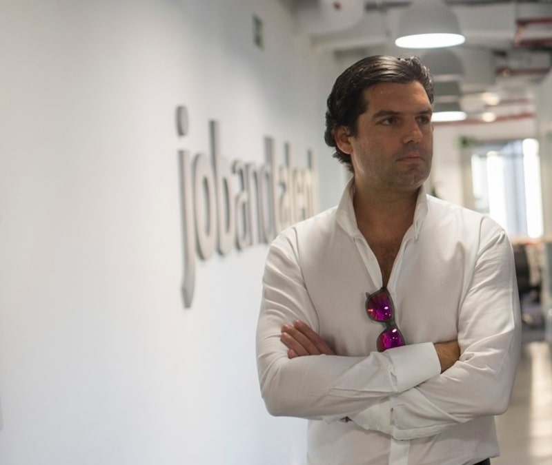 Madrid, 6 de octubre de 2016. El empresario venezolano Alejandro Betancourt, que ha invertido 50 millones de euros en la compañía de gafas española Hawkers, habla con Felix Ruiz en la sede de la empresa Job and Talent. Foto: Antonio Heredia Madrid, 6 de octubre de 2016. El empresario venezolano Alejandro Betancourt, que ha invertido 50 millones de euros en la compañía de gafas española Hawkers, habla con Felix Ruiz en la sede de la empresa Job and Talent. Foto: Antonio Heredia