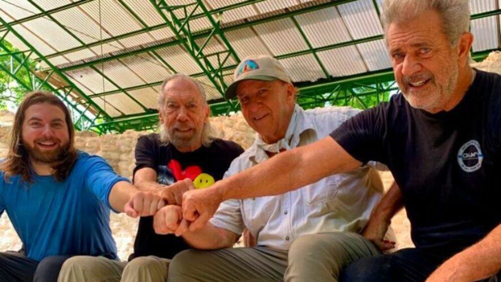 Mel Gibson y el empresario John Paul DeJoria visitaron recientemente La Cuenca El Mirador en Petén, Guatemala. Mel Gibson y el empresario John Paul DeJoria visitaron recientemente La Cuenca El Mirador en Petén, Guatemala.