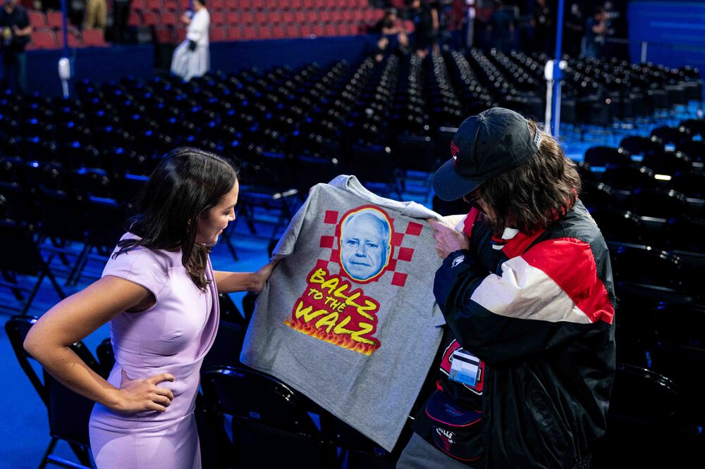 Alexandria Ocasio-Cortez, a la izquierda, y el presentador de televisión Stephen Colbert graban un segmento antes del DNC en el United Center de Chicago el 18 de agosto. Alexandria Ocasio-Cortez, a la izquierda, y el presentador de televisión Stephen Colbert graban un segmento antes del DNC en el United Center de Chicago el 18 de agosto.