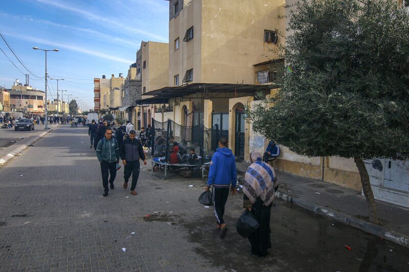 Palestinos desplazados en el distrito de Al-Mawasi, al oeste de Rafah, en el sur de Gaza, el viernes 8 de diciembre de 2023. Fotógrafo: Ahmad Salem/Bloomberg Palestinos desplazados en el distrito de Al-Mawasi, al oeste de Rafah, en el sur de Gaza, el viernes 8 de diciembre de 2023. Fotógrafo: Ahmad Salem/Bloomberg