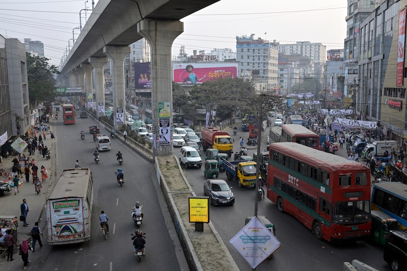 Vehículos circulan por una calle en Daca, Bangladesh, el martes 3 de febrero de 2026. Vehículos circulan por una calle en Daca, Bangladesh, el martes 3 de febrero de 2026.