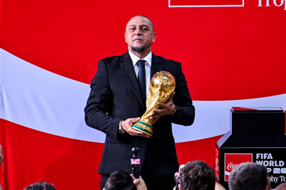El exfutbolista de la Selección de Brasil, Roberto Carlos, sostiene el Trofeo Original de la Copa Mundial de la FIFA durante el cierre del tour internacional en Ciudad de México el viernes 5 de junio de 2025. El exfutbolista de la Selección de Brasil, Roberto Carlos, sostiene el Trofeo Original de la Copa Mundial de la FIFA durante el cierre del tour internacional en Ciudad de México el viernes 5 de junio de 2025.