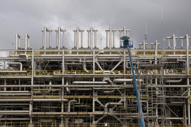 A crane lifts workers into position during construction at the Etileno XXI ethylene-polyethylene plant in Coatzacoalcos, Mexico, on Thursday, Nov. 12, 2015. The facility, a joint project between the Brazilian company Braskem SA and Mexico's Grupo Idesa SA, plans to begin production by year-end. Photographer: Susana Gonzalez/Bloomberg             A crane lifts workers into position during construction at the Etileno XXI ethylene-polyethylene plant in Coatzacoalcos, Mexico, on Thursday, Nov. 12, 2015. The facility, a joint project between the Brazilian company Braskem SA and Mexico's Grupo Idesa SA, plans to begin production by year-end. Photographer: Susana Gonzalez/Bloomberg