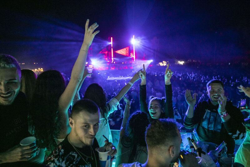 É possível equilibrar desejo por criar lembranças durante os 20 e poucos e necessidade de estabelecer uma boa base financeira É possível equilibrar desejo por criar lembranças durante os 20 e poucos e necessidade de estabelecer uma boa base financeira