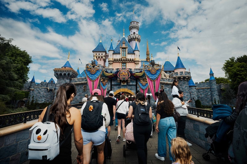 Visitantes caminan hacia el Castillo de la Bella Durmiente en el Parque Disneyland en Anaheim, California. Fotógrafo: Ethan Noah Roy/Bloomberg. Visitantes caminan hacia el Castillo de la Bella Durmiente en el Parque Disneyland en Anaheim, California. Fotógrafo: Ethan Noah Roy/Bloomberg.