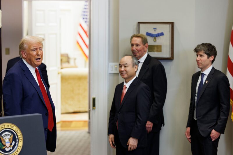 Donald Trump com Masayoshi Son (a partir da esquerda), do SoftBank, Larry Ellison, da Oracle, e Sam Altman, da OpenAI, em evento na Casa Branca nesta terça (21) (Foto: Aaron Schwartz/Sipa/Bloomberg) Donald Trump com Masayoshi Son (a partir da esquerda), do SoftBank, Larry Ellison, da Oracle, e Sam Altman, da OpenAI, em evento na Casa Branca nesta terça (21) (Foto: Aaron Schwartz/Sipa/Bloomberg)