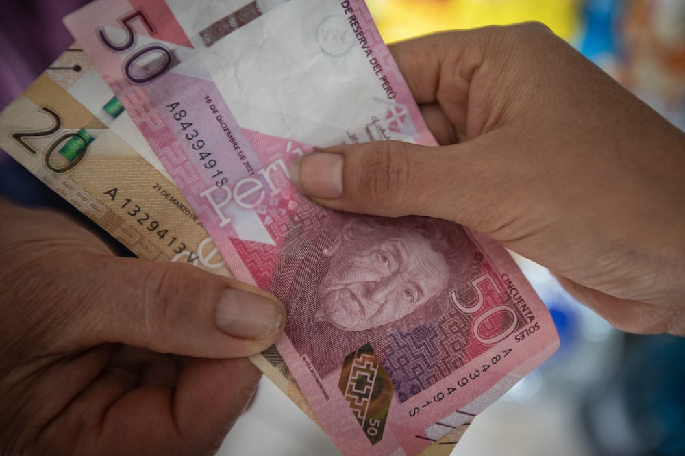 Billetes de sol peruano en una tienda de Lima, Perú, el miércoles 29 de octubre de 2025. Billetes de sol peruano en una tienda de Lima, Perú, el miércoles 29 de octubre de 2025.