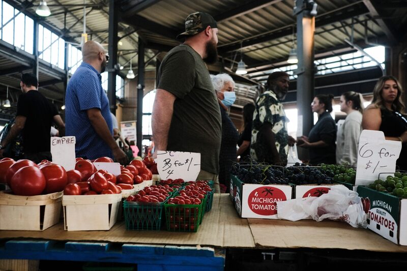 Los clientes compran productos en el Eastern Market de Detroit, Michigan, Estados Unidos, el sábado 17 de septiembre de 2022. Los clientes compran productos en el Eastern Market de Detroit, Michigan, Estados Unidos, el sábado 17 de septiembre de 2022.