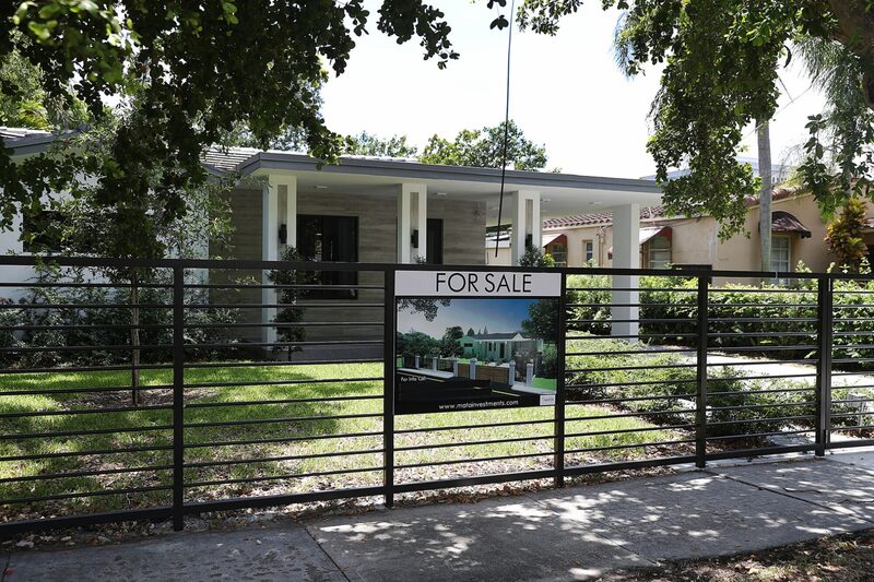 Cartel de "se vende" delante de una casa en Miami. Fotógrafo: Joe Raedle/Getty Images Cartel de "se vende" delante de una casa en Miami. Fotógrafo: Joe Raedle/Getty Images