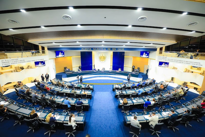 Los diputados aprobaron modificar el inciso 1° del artículo 79 de la Constitución de la República, con el fin de regular la participación electoral de los salvadoreños en el exterior. Los diputados aprobaron modificar el inciso 1° del artículo 79 de la Constitución de la República, con el fin de regular la participación electoral de los salvadoreños en el exterior.