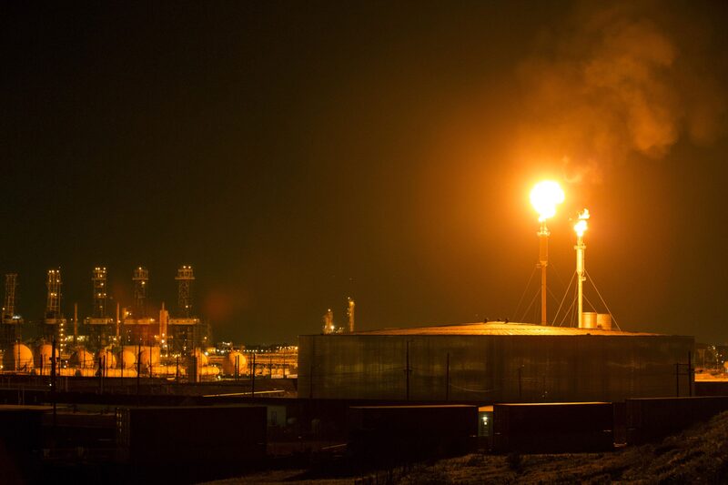 Llamas de las torres de la refinería Exxon Mobil Corp. Refinería de Torrance en Torrance, California, EE.UU., el miércoles 16 de marzo de 2016. Fotógrafo: Patrick T. Fallon/Bloomberg Llamas de las torres de la refinería Exxon Mobil Corp. Refinería de Torrance en Torrance, California, EE.UU., el miércoles 16 de marzo de 2016. Fotógrafo: Patrick T. Fallon/Bloomberg