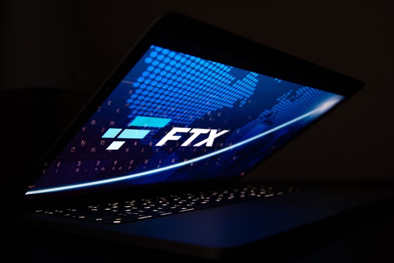 El logotipo de FTX Cryptocurrency Derivatives Exchange en la pantalla de un ordenador portátil en Riga, Letonia, el 24 de noviembre de 2022. El logotipo de FTX Cryptocurrency Derivatives Exchange en la pantalla de un ordenador portátil en Riga, Letonia, el 24 de noviembre de 2022.