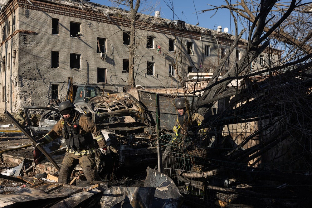 Personal de emergencia ucraniano trabaja en el lugar de un ataque con misiles balísticos rusos Iskander contra un edificio residencial en Járkov, en 2025. Personal de emergencia ucraniano trabaja en el lugar de un ataque con misiles balísticos rusos Iskander contra un edificio residencial en Járkov, en 2025.