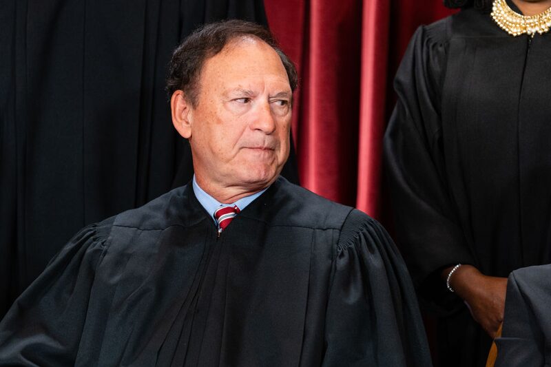 Alito objetó la concesión de “un alivio sin precedentes y legalmente cuestionable sin dar a los tribunales inferiores la oportunidad de pronunciarse, sin oír a la parte contraria. (Eric Lee/Bloomberg) Alito objetó la concesión de “un alivio sin precedentes y legalmente cuestionable sin dar a los tribunales inferiores la oportunidad de pronunciarse, sin oír a la parte contraria. (Eric Lee/Bloomberg)