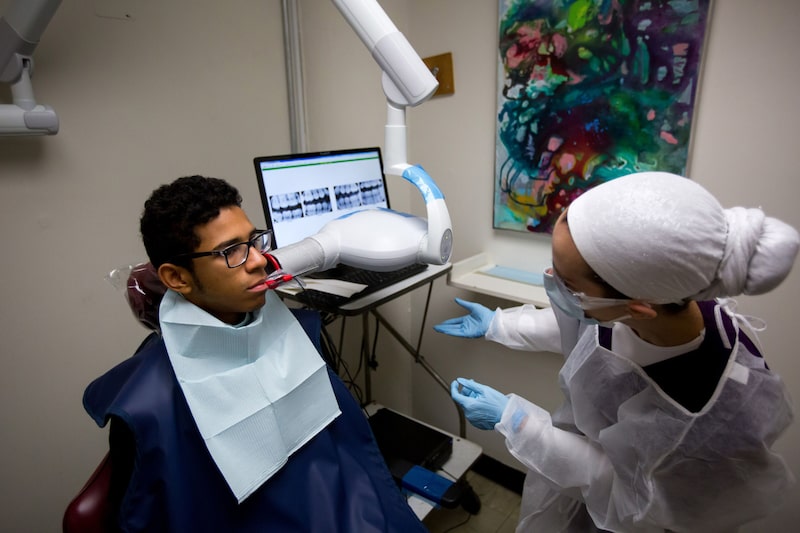 Persona siendo atendida en consultorio de dentista Persona siendo atendida en consultorio de dentista