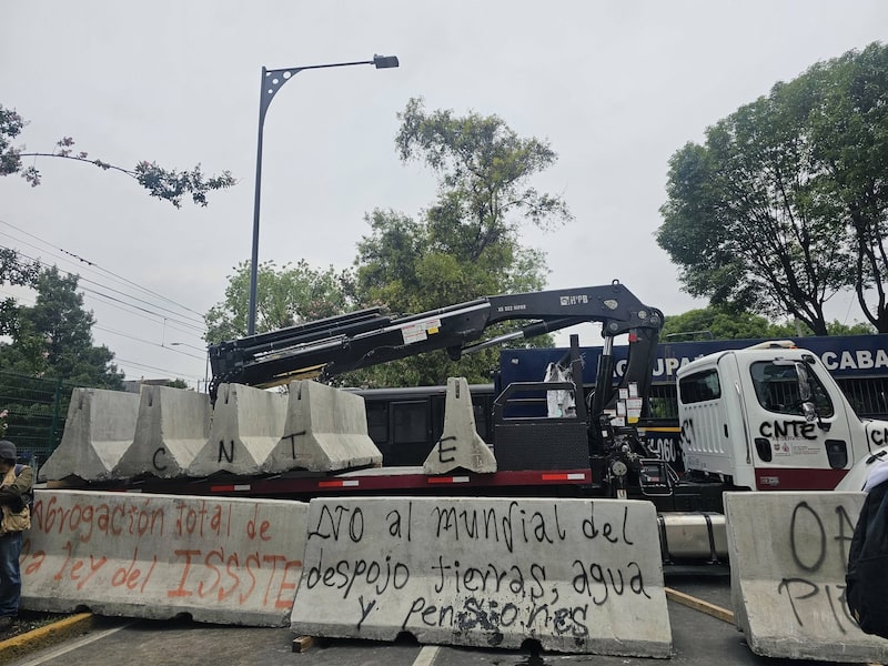 Maestros de la CNTE protestaron sobre avenida Tlalpan, en las inmediaciones del Estadio Ciudad de México, el martes 9 de junio de 2026. Maestros de la CNTE protestaron sobre avenida Tlalpan, en las inmediaciones del Estadio Ciudad de México, el martes 9 de junio de 2026.