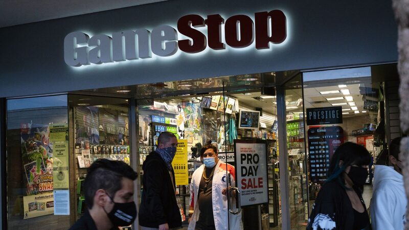 Una persona con una máscara protectora sale de una tienda de GameStop Corp. en un centro comercial de San Diego. Fotógrafo: Bing Guan/Bloomberg Una persona con una máscara protectora sale de una tienda de GameStop Corp. en un centro comercial de San Diego. Fotógrafo: Bing Guan/Bloomberg