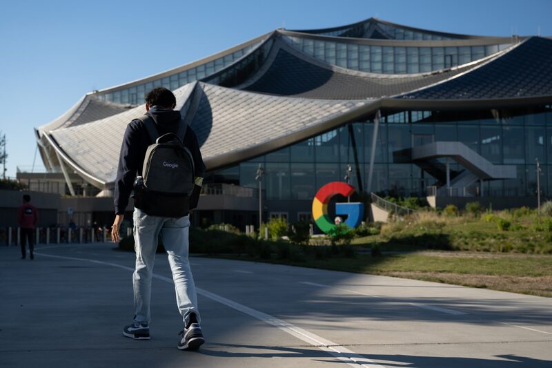 Google, dijo a sus empleados que ya no buscará formalmente mejorar la diversidad de sus trabajadores. Google, dijo a sus empleados que ya no buscará formalmente mejorar la diversidad de sus trabajadores.