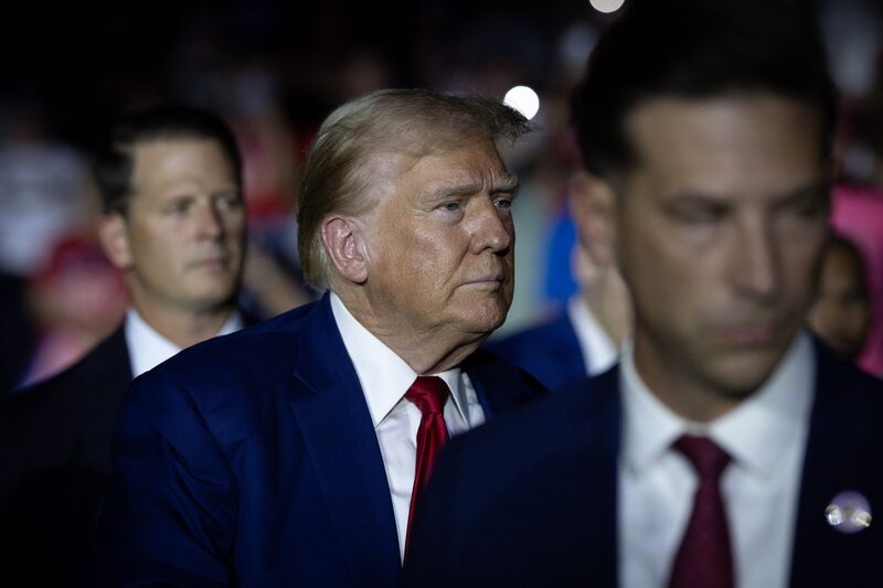 Routh fue detenido después de que el Servicio Secreto le viera con un rifle de asalto cargado escondido entre los arbustos, pero había estado buscando a Trump mucho antes. Routh fue detenido después de que el Servicio Secreto le viera con un rifle de asalto cargado escondido entre los arbustos, pero había estado buscando a Trump mucho antes.