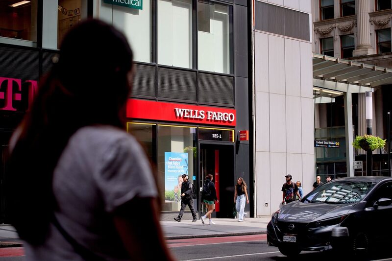 Una sucursal bancaria de Wells Fargo en Nueva York. Una sucursal bancaria de Wells Fargo en Nueva York.