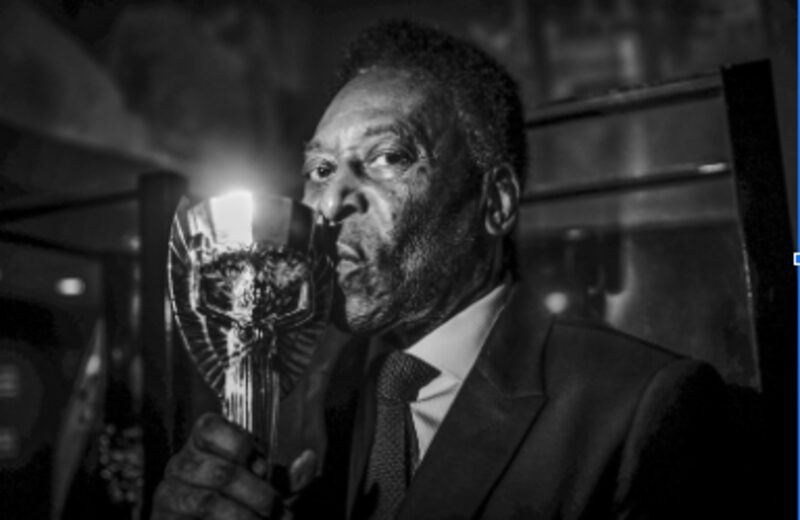 Elegido Deportista del Siglo y Rey del Fútbol, con la Copa Jules Rimet, otorgada al ganador de la Copa del Mundo hasta 1970 Elegido Deportista del Siglo y Rey del Fútbol, con la Copa Jules Rimet, otorgada al ganador de la Copa del Mundo hasta 1970