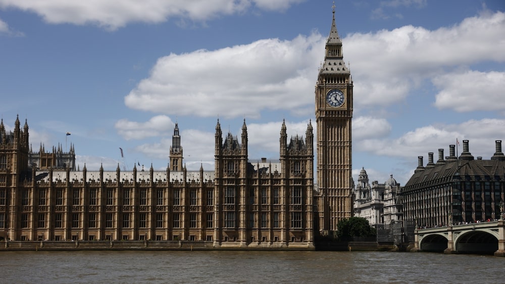 Se prevé que el partido laborista de Keir Starmer obtenga una amplia mayoría en las elecciones generales del Reino Unido, según una encuesta a pie de urna. Se prevé que los laboristas ganen 410 de los 650 escaños de la Cámara de los Comunes, la mayoría desde el arrollador triunfo de Tony Blair en 1997. Se prevé que los conservadores de Rishi Sunak se reduzcan a 131 escaños. Se prevé que el partido laborista de Keir Starmer obtenga una amplia mayoría en las elecciones generales del Reino Unido, según una encuesta a pie de urna. Se prevé que los laboristas ganen 410 de los 650 escaños de la Cámara de los Comunes, la mayoría desde el arrollador triunfo de Tony Blair en 1997. Se prevé que los conservadores de Rishi Sunak se reduzcan a 131 escaños.