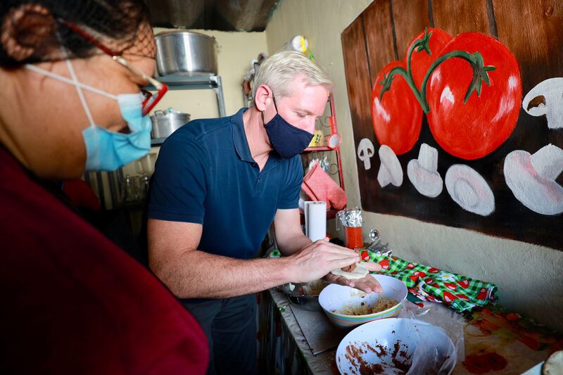 Las acciones de Trump se producen al mismo tiempo que muchas naciones europeas ricas están recortando sus presupuestos de ayuda. Las acciones de Trump se producen al mismo tiempo que muchas naciones europeas ricas están recortando sus presupuestos de ayuda.