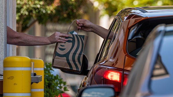 Starbucks cerrará 250 tiendas de bajo rendimiento y prevé US$300 millones en costos de reestructuración Starbucks cerrará 250 tiendas de bajo rendimiento y prevé US$300 millones en costos de reestructuración