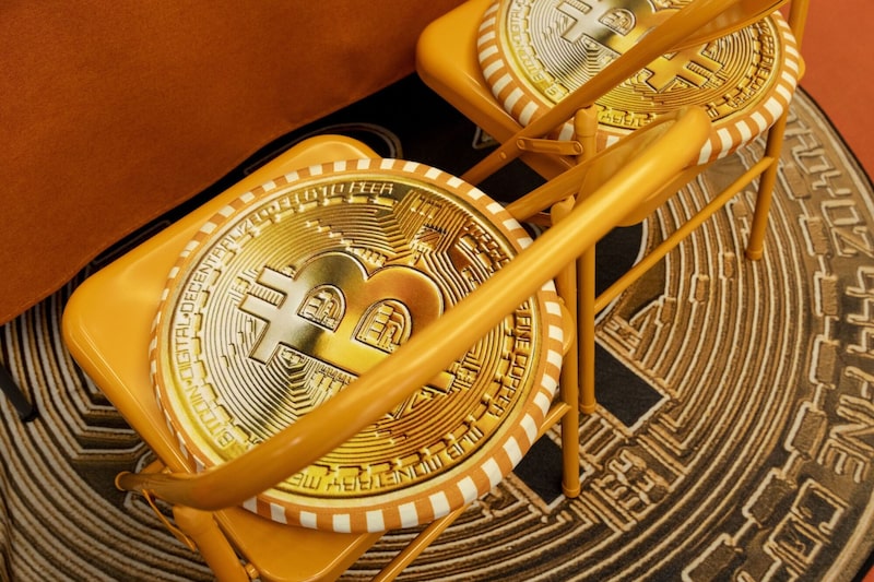 El logotipo de Bitcoin en unos cojines de una oficina de la plataforma de intercambio Bithumb en Seúl, Corea del Sur, el viernes 6 de febrero de 2026. El logotipo de Bitcoin en unos cojines de una oficina de la plataforma de intercambio Bithumb en Seúl, Corea del Sur, el viernes 6 de febrero de 2026.