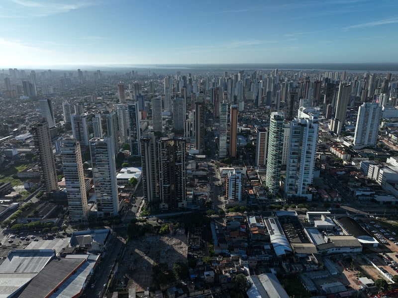 Bloomberg Economics estima que ese nivel de gravámenes puede suponer un golpe del 1% para la mayor economía de América Latina. Bloomberg Economics estima que ese nivel de gravámenes puede suponer un golpe del 1% para la mayor economía de América Latina.