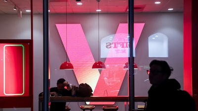 Verizon supera expectativas de ingresos y eleva previsiones mientras avanza su reestructuración Verizon supera expectativas de ingresos y eleva previsiones mientras avanza su reestructuración