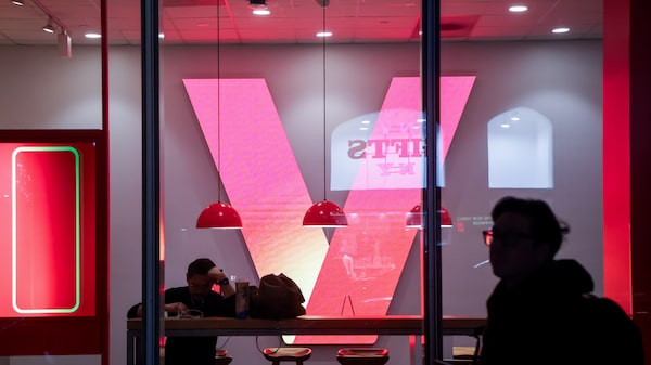 Verizon supera expectativas de ingresos y eleva previsiones mientras avanza su reestructuración Verizon supera expectativas de ingresos y eleva previsiones mientras avanza su reestructuración