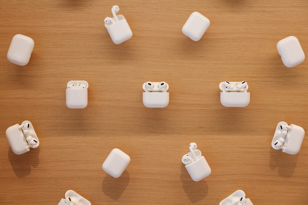 Un expositor de los AirPods en una tienda de Apple, los cuales recibirán una actulaización. Fotógrafo: Hollie Adams/Bloomberg Un expositor de los AirPods en una tienda de Apple, los cuales recibirán una actulaización. Fotógrafo: Hollie Adams/Bloomberg
