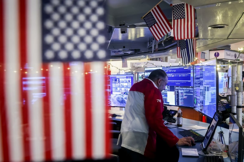 Un comerciante trabaja en el piso de la Bolsa de Valores de Nueva York. Fotógrafo: Michael Nagle/Bloomberg. Un comerciante trabaja en el piso de la Bolsa de Valores de Nueva York. Fotógrafo: Michael Nagle/Bloomberg.