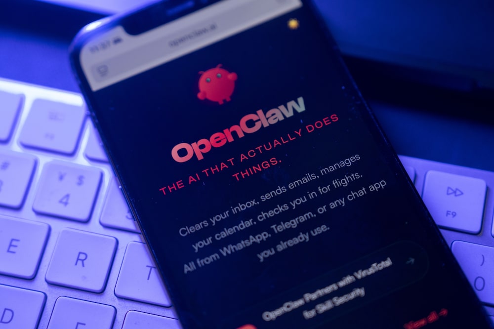 Plataformas de código aberto como o OpenClaw permitem que os usuários conversem com seus agentes de IA por meio de aplicativos de mensagens acessíveis, como WhatsApp e Telegram. Foto: Raul Ariano/Bloomberg Plataformas de código aberto como o OpenClaw permitem que os usuários conversem com seus agentes de IA por meio de aplicativos de mensagens acessíveis, como WhatsApp e Telegram. Foto: Raul Ariano/Bloomberg