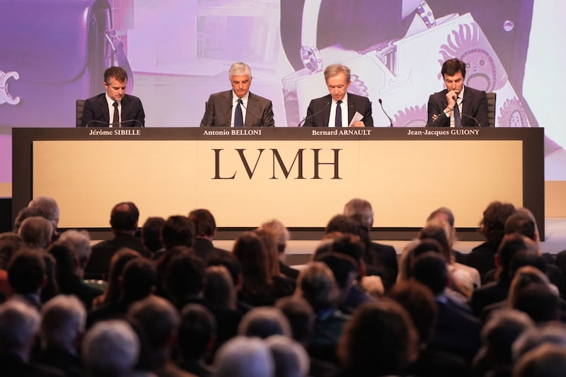 Belloni (segundo à esquerda), um italiano de 69 anos, ingressou na empresa que detém a Louis Vuitton em 2001 Belloni (segundo à esquerda), um italiano de 69 anos, ingressou na empresa que detém a Louis Vuitton em 2001