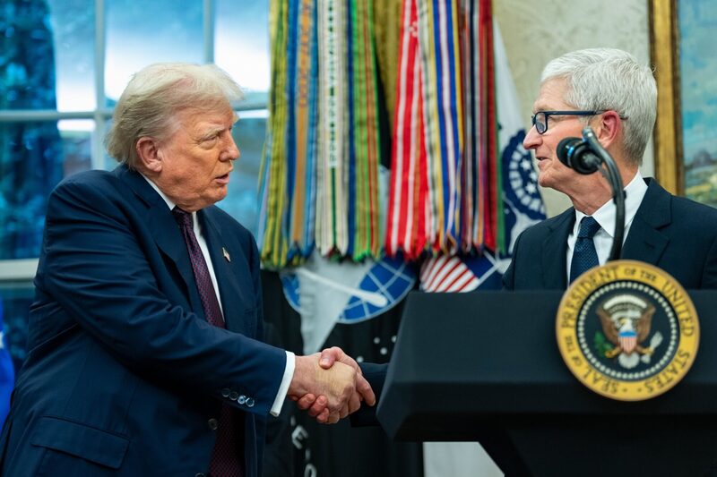 Anúncio do presidente americano foi feito ao lado do CEO da Apple, Tim Cook, que anunciou planos de investir mais US$ 100 bi para produzir nos EUA (Foto: Bonnie Cash/UPI/Bloomberg) Anúncio do presidente americano foi feito ao lado do CEO da Apple, Tim Cook, que anunciou planos de investir mais US$ 100 bi para produzir nos EUA (Foto: Bonnie Cash/UPI/Bloomberg)