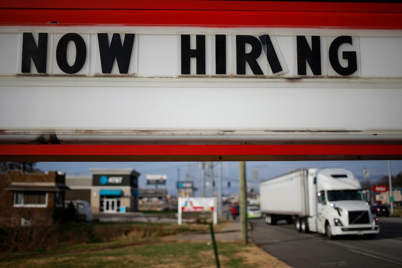 Un cartel de reclutamiento frente a una gasolinera en Seymour, Indiana. Un cartel de reclutamiento frente a una gasolinera en Seymour, Indiana.