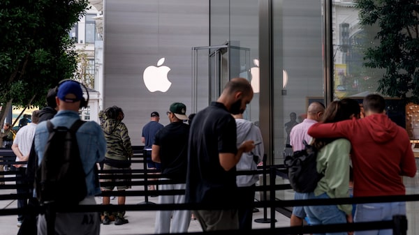 Apple prevé lanzar AirPods con cámara junto a un iPhone plegable en 2027 Apple prevé lanzar AirPods con cámara junto a un iPhone plegable en 2027