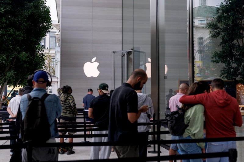 Clientes a las afueras de la tienda Apple's Grove en Los Ángeles. Fotógrafo: Eric Thayer/Bloomberg. Clientes a las afueras de la tienda Apple's Grove en Los Ángeles. Fotógrafo: Eric Thayer/Bloomberg.