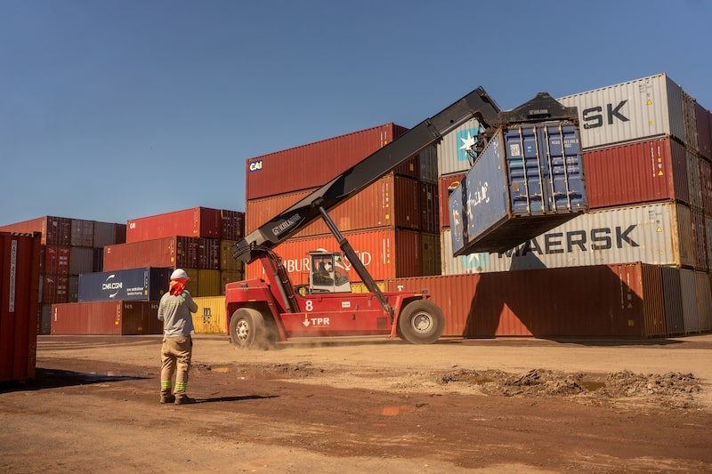 Un trabajador observa cómo se descargan contenedores de envío en el Puerto de Rosario en Rosario, Argentina. Fotógrafo: Sebastián López Brach/Bloomberg. Un trabajador observa cómo se descargan contenedores de envío en el Puerto de Rosario en Rosario, Argentina. Fotógrafo: Sebastián López Brach/Bloomberg.