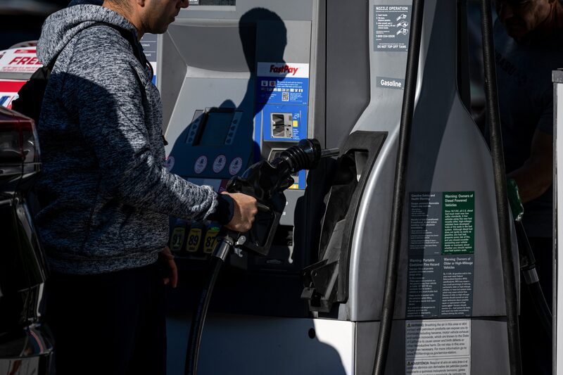 Un conductor repostando combustible en una gasolinera de San Francisco.
Fotógrafo: David Paul Morris/Bloomberg
Un conductor repostando combustible en una gasolinera de San Francisco.
Fotógrafo: David Paul Morris/Bloomberg