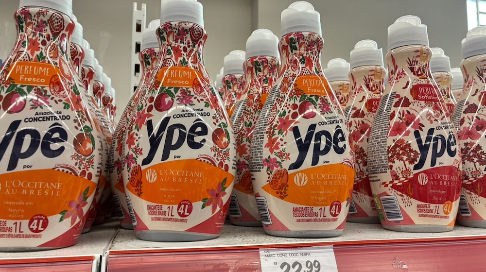 Amaciante Ypê em parceria com a L'Occitane au Brésil, na versão rosa, permanece na gôndola da rede Dia em Vila Gomes. A linha está fora do recall da Anvisa. Amaciante Ypê em parceria com a L'Occitane au Brésil, na versão rosa, permanece na gôndola da rede Dia em Vila Gomes. A linha está fora do recall da Anvisa.