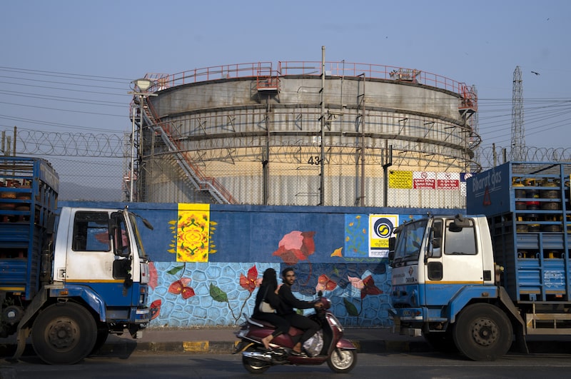 Un tanque de almacenamiento en una refinería de Bombay. Un tanque de almacenamiento en una refinería de Bombay.